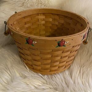 Round basket with apple design